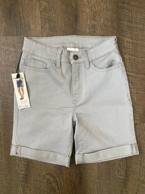 Parasuco Women's Soft Gray Cuffed Shorts